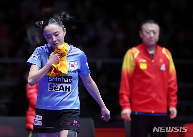 [부산=뉴시스] 김진아 기자 = 22일 부산 해운대구 벡스코에서 열린 BNK부산은행 2024 부산세계탁구선수권대회 여자 8강 한국과 중국의 경기, 전지희가 천멍을 상대로 패하자 아쉬워하고 있다. 2024.02.22. bluesoda@newsis.com