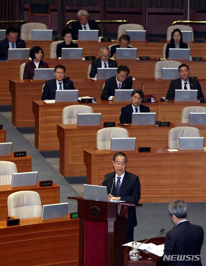 [서울=뉴시스] 조성봉 기자= 한덕수 국무총리가 22일 오후 서울 여의도 국회에서 열린 제413회국회(임시회) 4차 본회의 대정부질문(정치·외교·통일·안보·교육·사회·문화)에서 이인영 더불어민주당 의원의 질의에 답변하고 있다.  2024.02.22. suncho21@newsis.com