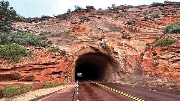 모르몬교도들이 다이너마이트를 사용하지 않고 협곡 꼭대기의 수직 절벽에 굴을 파서 만든 카멜터널.