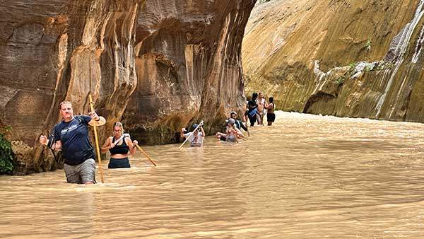 협곡 사이로 흐르는 강물을 연어처럼 거슬러가는 더 내로우스. 구간에 따라서는 물이 목까지 차오르기도 한다.
