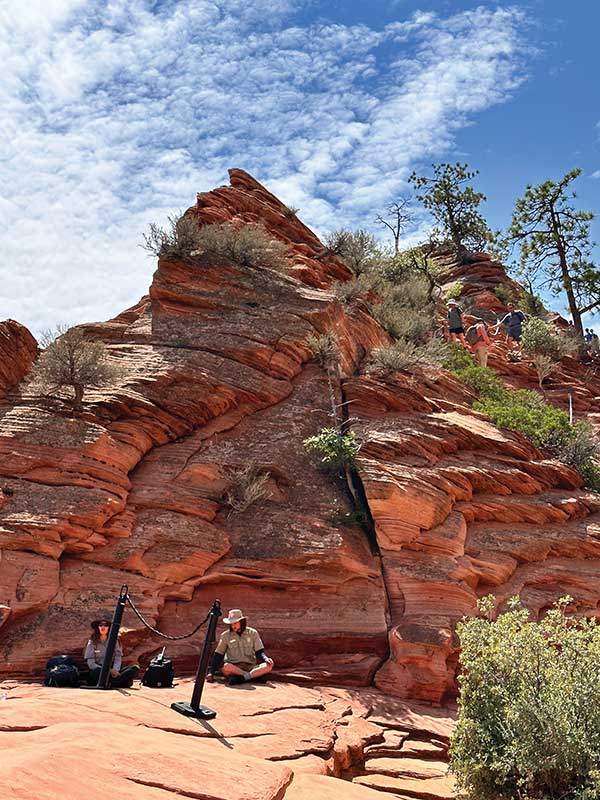 스카우트전망대에서 레인저들이 엔젤스 랜딩 트레일 퍼밋검사를 하고 있다.