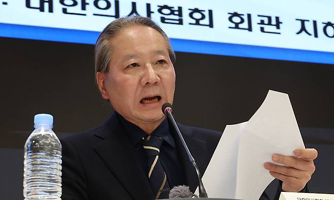 주수호 대한의사협회 비상대책위원회 언론홍보위원장이 22일 서울 용산구 대한의사협회 회관에서 의협 비대위 정례브리핑을 하고 있다. 연합뉴스