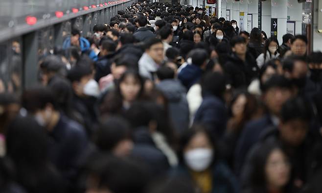 서울 지역에 폭설이 내리면서 출근시간대 지하철 5호선 열차 운행이 전 구간에서 늦어진 22일 서울 지하철 5호선 광화문역에서 시민들이 이동하고 있다. 연합뉴스