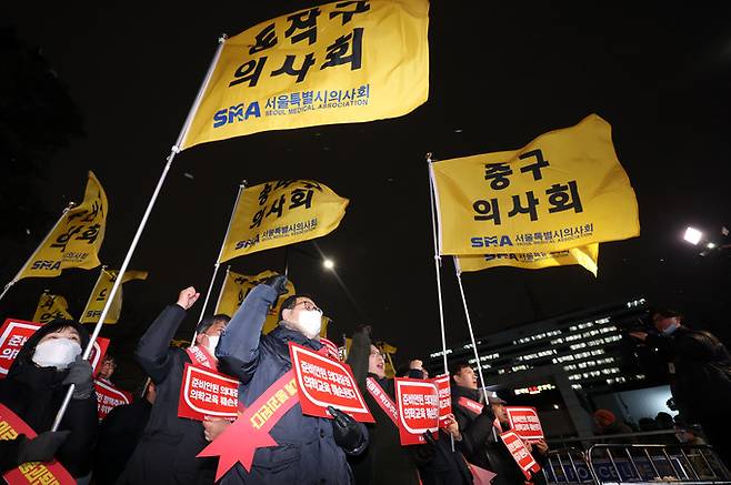 22일 서울 용산구 대통령실 앞에서 열린 '제2차 의대정원증원 필수의료패키지 저지를 위한 궐기대회'에 참가한 서울시의사회 소속 의사들이 구호를 외치고 있다. 뉴시스