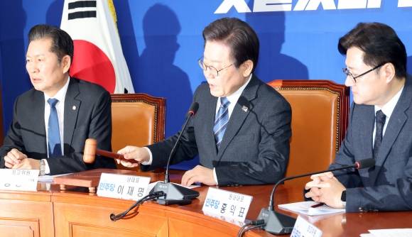 최고위 이재명 대표 - 더불어민주당 이재명 대표가 21일 국회에서 최고위원회의를 하고 있다. 2024.2.21 연합뉴스