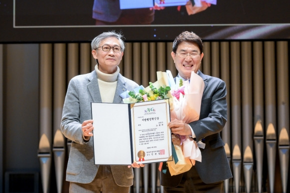 전광섭 왼쪽) 한국지방자치학회장과 노관규 시장이 기념사진을 찍고 있다.