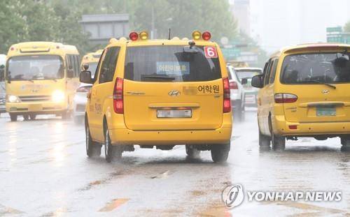 학원 밀집지역의 영어유치원·학원 버스 [연합뉴스 자료사진]