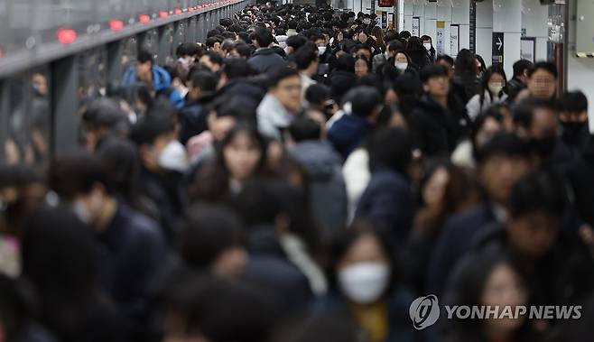 폭설로 선로 얼어 서울 지하철 5호선 전 구간 25분씩 지연 (서울=연합뉴스) 박동주 기자 = 서울 지역에 폭설이 내리면서 출근시간대 지하철 5호선 열차 운행이 전 구간에서 늦어진 22일 오전 서울 지하철 5호선 광화문역에서 시민들이 이동하고 있다. 2024.2.22 pdj6635@yna.co.kr