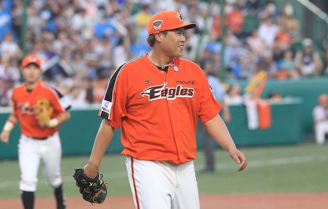 미소짓는 류현진 2012년 7월 21일 대전 한밭야구장에서 열린 2012 프로야구 올스타전. 웨스턴팀 선발투수 한화 류현진이 2회말을 무실점으로 막고 마운드를 내려오고 있다. [연합뉴스 자료사진]