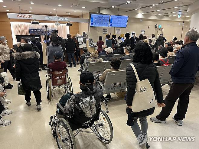 전공의 집단사직 이틀째 (서울=연합뉴스) 박동주 기자 = 필수 의료의 핵심인 전공의들이 정부의 의대 증원 방침에 반발하며 사직서를 제출하는 등 집단행동에 돌입한 지 이틀째인 21일 오전 서울의 한 병원에서 환자 등이 대기하고 있다. 2024.2.21 pdj6635@yna.co.kr