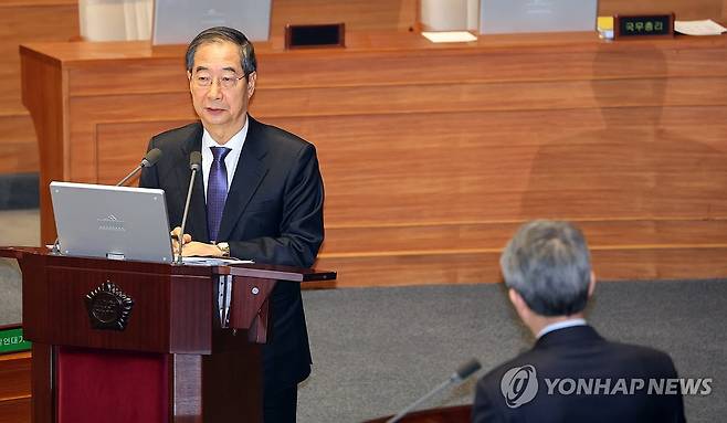 답변하는 한덕수 총리 (서울=연합뉴스) 한상균 기자 = 한덕수 국무총리가 22일 국회 본회의 대정부질문에서 더불어민주당 이인영 의원의 질문에 답변하고 있다. 2024.2.22 xyz@yna.co.kr