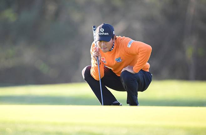 김성현이 23일 열린 PGA 투어 멕시코오픈 1라운드에서 퍼트 라인을 읽고 있다.(사진=AFPBBNews)