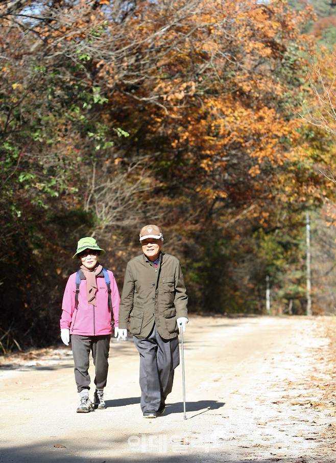 박승 전 한국은행 총재(오른쪽) 부부가 우이령길을 산책하고 있다. 박 전 총재 부부는 평상시 우이령길을 자주 찾는다.(사진=정재훈기자)