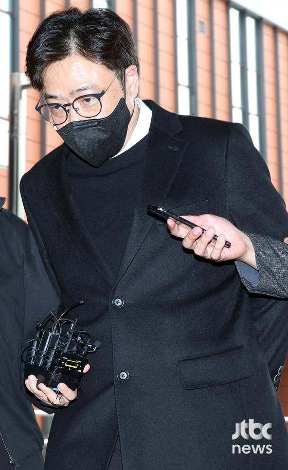 업무방해, 전자기록 등 손괴, 사기 및 업무상 배임 등의 혐의를 받는 더기버스 안성일 대표가 24일 오후 서울 강남경찰서에서 피의자 조사를 받기 위해 출석하고 있다. 김현우 엔터뉴스팀 기자 kim.hyunwoo3@jtbc.co.kr (콘텐트비즈니스본부)