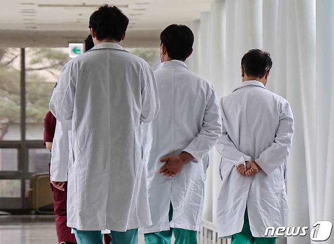 서울 시내의 한 대학병원에서 의료진이 발걸음을 옮기고 있다. 2024.2.18/뉴스1 ⓒ News1 김도우 기자