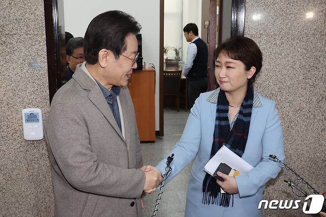 이재명 더불어민주당 대표(왼쪽)와 이언주 전 의원. 뉴스1 ⓒ News1 ,송원영 기자