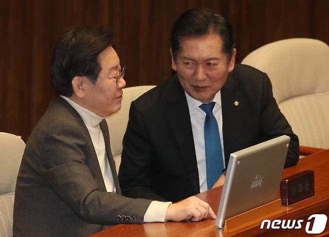이재명 더불어민주당 대표와 정청래 최고위원이 20일 오전 서울 여의도 국회에서 열린 제413회 국회(임시회) 제2차 본회의에서 이야기를 나누고 있다. 2024.2.20/뉴스1 ⓒ News1 임세영 기자