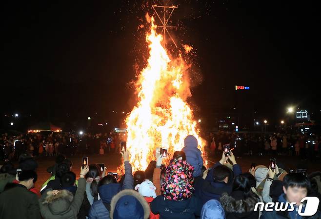 정월대보름 맞이 행사에 참여한 전북 전주 시민들이 달집을 태우며 소원을 빌고 있다. 뉴스1