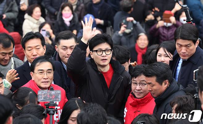 한동훈 국민의힘 비상대책위원장이 22일 오후 서울 구로구 오류역 문화공원 일대에서 청년 모두 행복 2호 현장 공약발표를 앞두고 시민들과 인사를 하고 있다. 2024.2.22/뉴스1 ⓒ News1 김명섭 기자