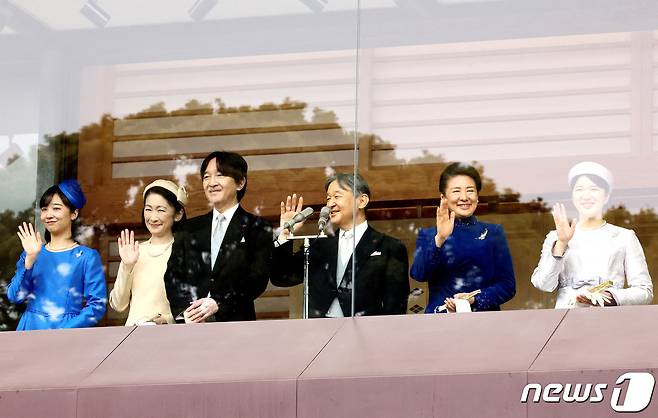 나루히토 일왕의 64번째 생일을 기념해 일본 왕족들이 23일(현지시간) 도쿄 왕궁으로 찾아온 축하객들을 향해 손을 흔들어주고 있다. 왼쪽부터 가코 공주, 기코 왕세제비, 후미히토 왕세제, 나루히토 일왕, 마사코 왕비, 아이코 공주. 2024.2.23 ⓒ 로이터=뉴스1 ⓒ News1 강민경 기자