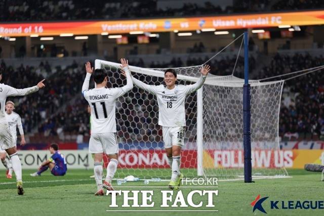 울산 HD 주민규(오른쪽)가 22일 반포레 고후(일본)와 2023~2024시즌 AFC 챔피언스리그 16강 2차전에서 후반 추가시간 결승골을 기록한 뒤 동료들과 기뻐하고 있다./도쿄=K리그