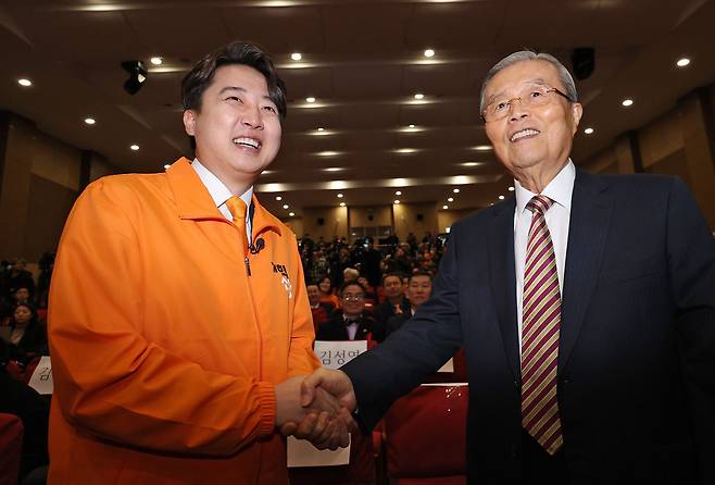 이준석 개혁신당 대표가 20일 오후 서울 여의도 국회의사당 의원회관에서 열린 개혁신당 창당대회에서 김종인 전 국민의힘 비상대책위원장과 손을 잡고 있다. 2024.1.20/뉴스1