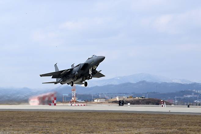 한미연합공중훈련에 참가한 한국 공군 F-15K 전투기가 23일 청주기지에서 이륙하고 있는 모습. /공군 제공