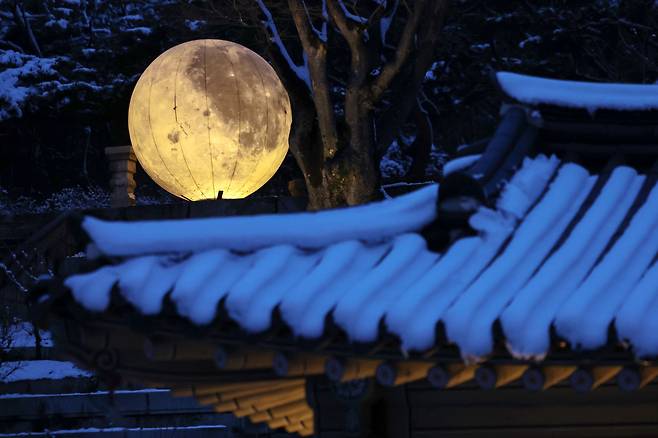 지난 22일 오후 서울 종로구 창경궁 풍기대에 설치된 보름달 모형이 환하게 불을 밝히고 있다./뉴스1