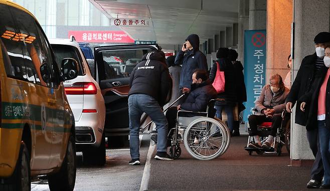 전공의들의 집단 사직이 이어지고 있는 가운데 21일 오후 서울의 한 대학병원에서 환자들이 휠체어를 타고 차량에 오르고 있다. 신소영 기자 viator@hani.co.kr