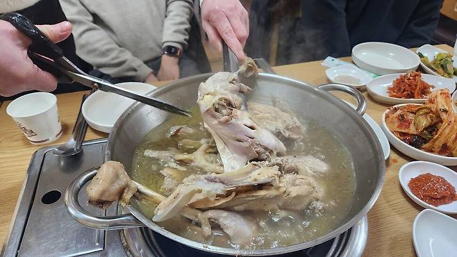 서울 은평구 ‘토담집’에서 산닭백숙을 손질하고 있다. 손지민 기자