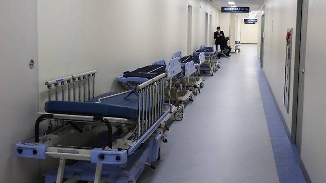 정부의 의과대학 정원 확대 방침에 반발한 전공의들이 진료 현장을 떠난 지 나흘째인 23일 오후 서울의 한 대학병원 복도에 환자 이송용 침대가 줄지어 놓여 있다. 김정효 기자 hyopd@hani.co.kr