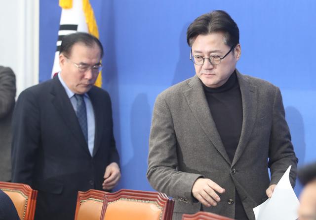 홍익표(오른쪽) 더불어민주당 원내대표가 22일 서울 여의도 국회에서 열린 정책조정회의에 참석하고 있다. 뉴스1