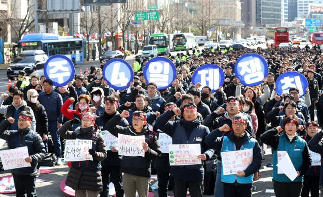 23일 서울 종로구 동화면세점 앞에서 열린 민주노총 2024년 투쟁 선포대회에서 양경수 민주노총 위원장과 조합원들이 구호를 외치고 있다. 뉴시스