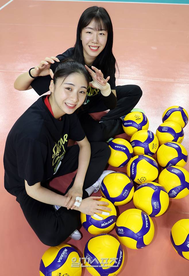 프로배구 정관장 박혜민-정호영이 6일 오후 훈련장인 대전 KGC인삼공사스포츠센터에서 일간스포츠와 인터뷰하며 포토타임을 갖고 있다. 대전=정시종 기자 capa@edaily.co.kr /2024.02.06.