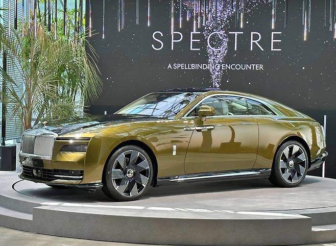 롤스로이스 첫 전기차 스펙터 / 출처=IT동아