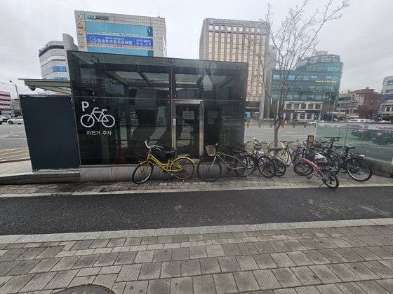 서울 송파구 석촌역에 위치한 기계식 자전거 주차장 입구가 가림막으로 막혀있고 그 앞으로 자전거들이 무질서하게 늘어서 있다. 서울시가 1개당 5억~10억원을 투입해 설치한 기계식 자전거 주차장 10곳 중 6곳이 고장나 운영이 중단된 상태다. 신혜연 기자.