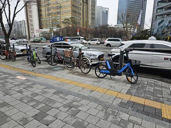 길가에 무단 주차된 자전거들. 서울 송파구에는 총 10개의 기계식 자전거 주차장이 위치해 있지만 홍보 부족, 고장 방치 등의 문제로 이용률이 1%대로 저조한 상황이다. 신혜연 기자
