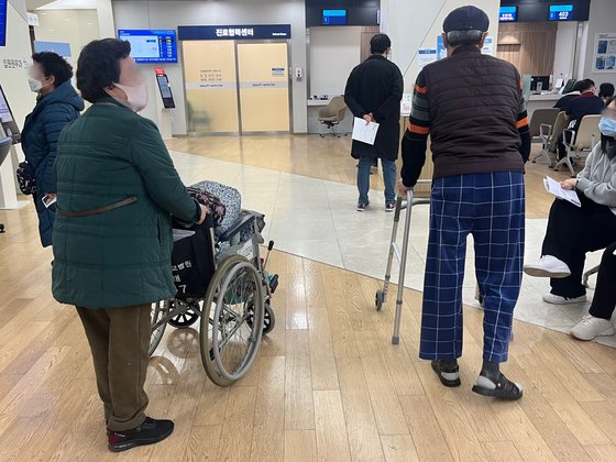 다리 골절로 서울대병원에 입원한 윤모(81)씨가 퇴원 예정일보다 6일 빠른 20일 정오쯤 아내와 함께 짐을 챙겨 조기 퇴원하고 있다. 이아미 기자
