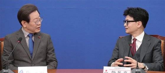 민주당 이재명(왼쪽) 대표와 국민의힘 한동훈 비상대책위원장은 4월 총선에서 정치 인생의 명운을 걸고 붙는다. 둘 다 중도층을 잡아야 승리할 수 있다. / 사진:연합뉴스