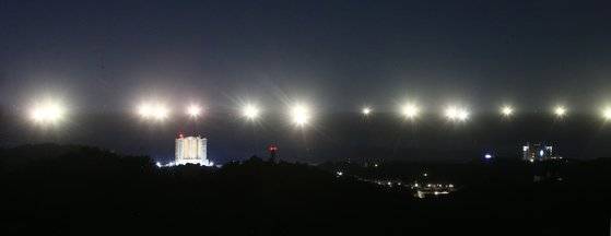 성어기를 맞은 동해안 오징어가 풍어를 이루는 가운데 지난 15일 밤 조업을 나간 어선들이 밝힌 집어등이 속초 앞바다를 수놓고 있다. 연합뉴스