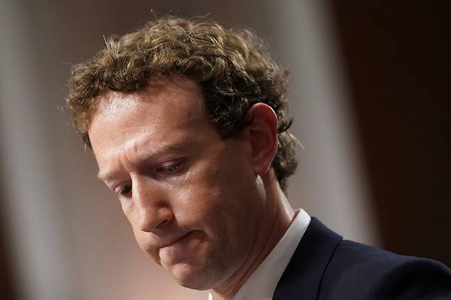 지난 1월31일 페이스북·인스타그램의 모회사 메타(META)의 CEO 마크 저커버그는 SNS에서 유해 콘텐츠에 노출된 아동의 가족들에게 사과했다. 로이터연합뉴스