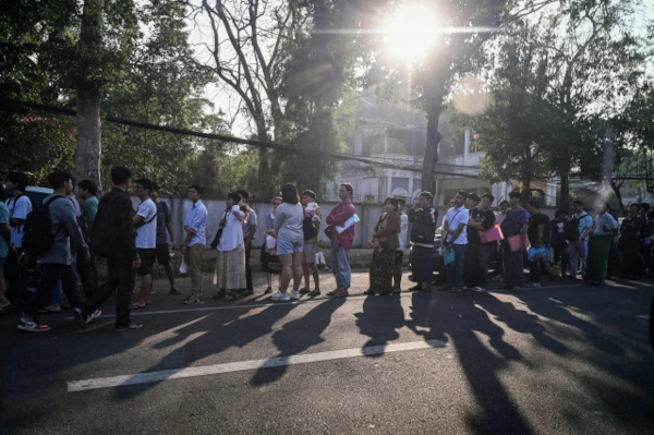 지난 16일(현지시간) 미얀마 양곤에 있는 태국대사관 앞에서 비자를 발급받으려는 사람들이 긴 줄을 이루고 있다. AFP연합뉴스