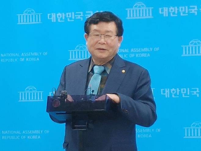 ▲5선의 설훈 더불어민주당 의원이 23일 오후 자신도 공천관리위원회로부터 하위 10%에 포함됐다는 통보를 받았다며 반발하는 기자회견을 하고 있다. 설 의원은 이재명 대표가 치졸한 복수의 칼을 휘두르고 있다고 비판하고 있다. 사진=조현호 기자