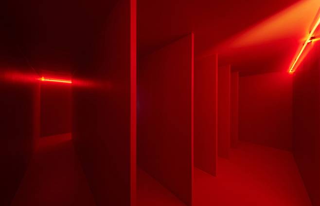 루치오 폰타나의 1967년작 '붉은빛의 공간 환경'.