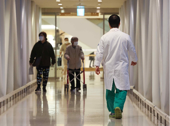 서울 시내 한 병원에서 의료진과 환자들이 이동하고 있다. (출처=연합뉴스)