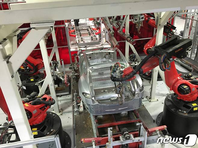 (프리몬트 로이터=뉴스1) 김성식 기자 = 미국 전기차 업체 테슬라의 캘리포니아주 프리몬트 공장에서 완성차가 조립되는 모습. 2016.7.25. ⓒ 로이터=뉴스1 Copyright (C) 뉴스1. All rights reserved. 무단 전재 및 재배포, AI학습 이용 금지.