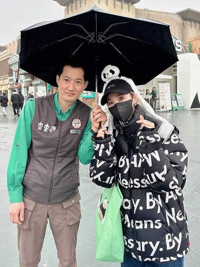 왼쪽부터 송영관 사육사, 산다라박 / 산다라박 소셜네트워크서비스 계정