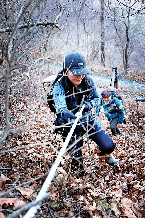 임도에서 등산로로 올라서는 길. 고정로프가 있으나 낙엽이 워낙 깊어 미끄러지기 쉽다.