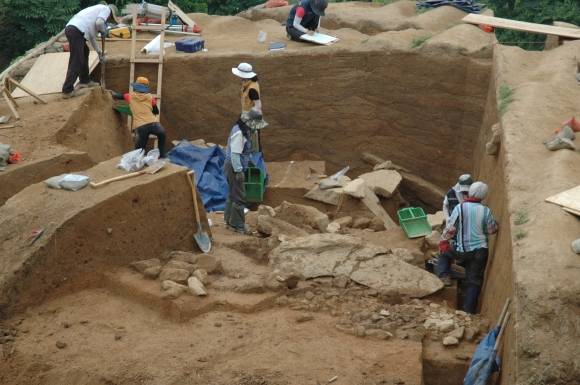 2013년 문화재청 관계자들이 운봉고원 32호분을 발굴하고 있다. 이곳에서 금동신발, 청동거울, 토기, 철기 등 140여점의 유물이 출토됐다. 남원시 제공