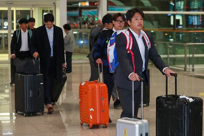 KT 선수들이 23일 아침 일본 오키나와로 출국하기 위해 인천 국제공항 출국장에 들어서고 있다. 연합뉴스